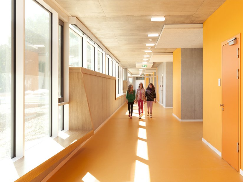 <p>The corridors to the classrooms invite people to spend time there with their large wooden window sills.</p>