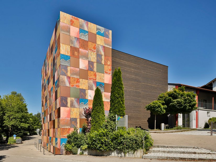 An outstanding technical performance paired with an attractive design, resulting in a harmonious overall image with a colored tower and fine wooden facade on the main building.