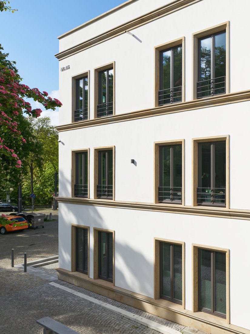 <p>The windows retain a reminder of the neighboring cathedral window decor and moldings made of Seeberg sandstone.</p>