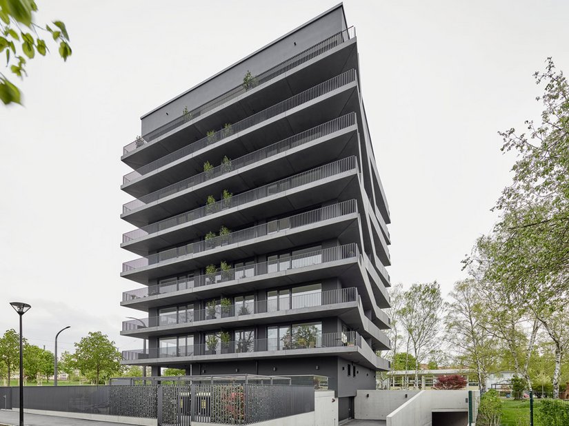 The interaction between the suspended, floating balcony parapets and the monolithic towering building makes the building feel weightless and light.