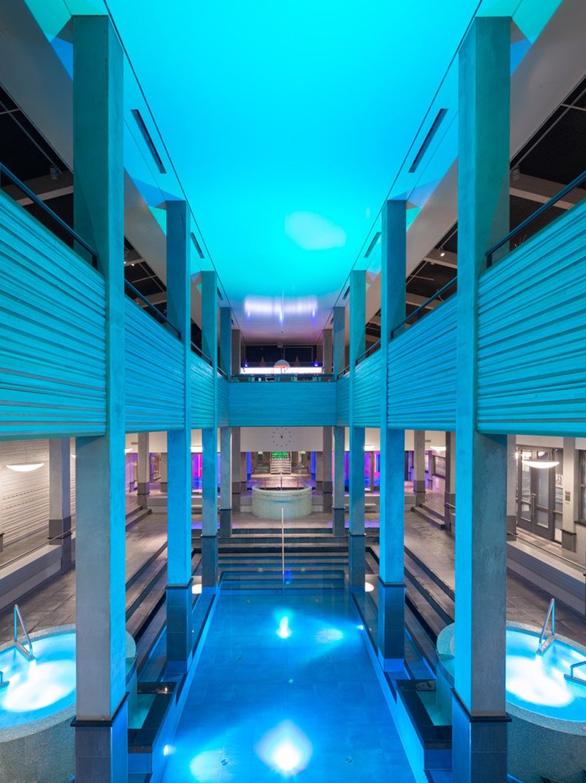 The spa area with its numerous saunas and bathrooms offers pure wellness over 13,000 square meters.