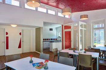 <p>Das Farbkonzept für den Pavillon sieht Wände in einem hellen Grundton vor, dazu Akzentflächen in Lucento-Grau, eine Decke in Lucento-Rot sowie einen Designboden in Holzoptik.; <i>Foto: Aloys Kiefer, Hamburg</i></p>