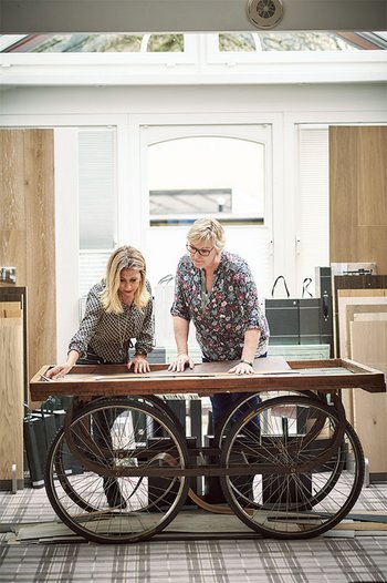 <p>Maria Block (links) and team member Ute Schulz take a look at carpet samples</p>