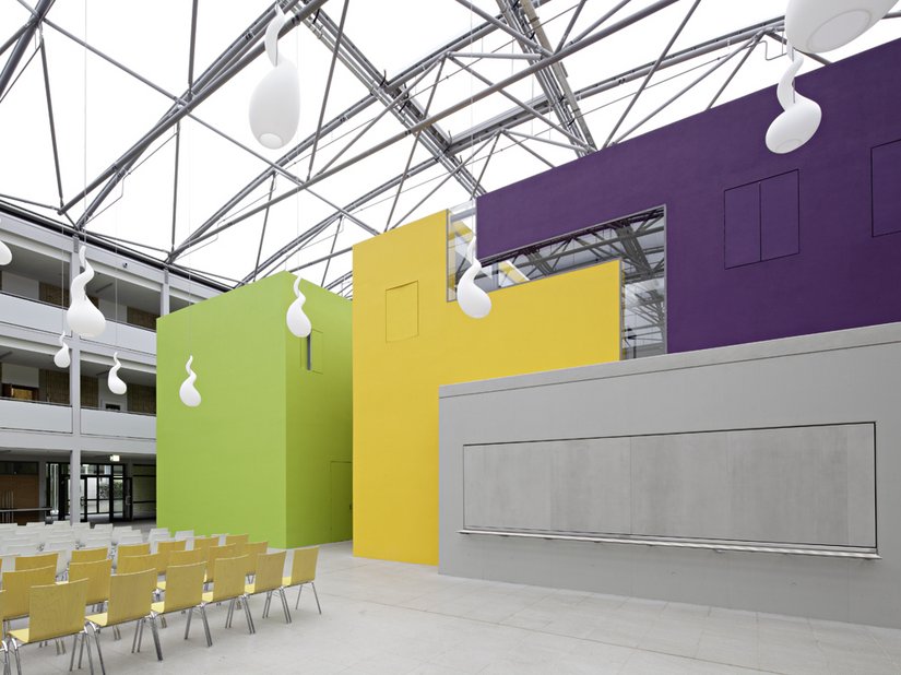 A kiosk emphasized by its simplicity and the canteen behind it serve pupils and teaching staff during break times.