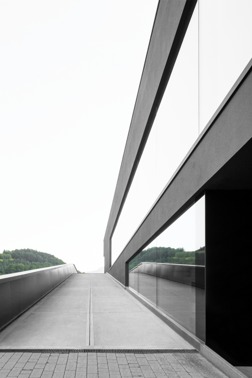 Exposed to harsh weather conditions: the building has no roof overhangs, so the facade is all the more exposed to precipitation, condensation and solar radiation.