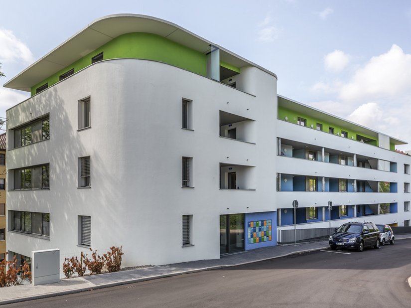 Towards the north road side, the facade is still unspectacular in render and innocent white.