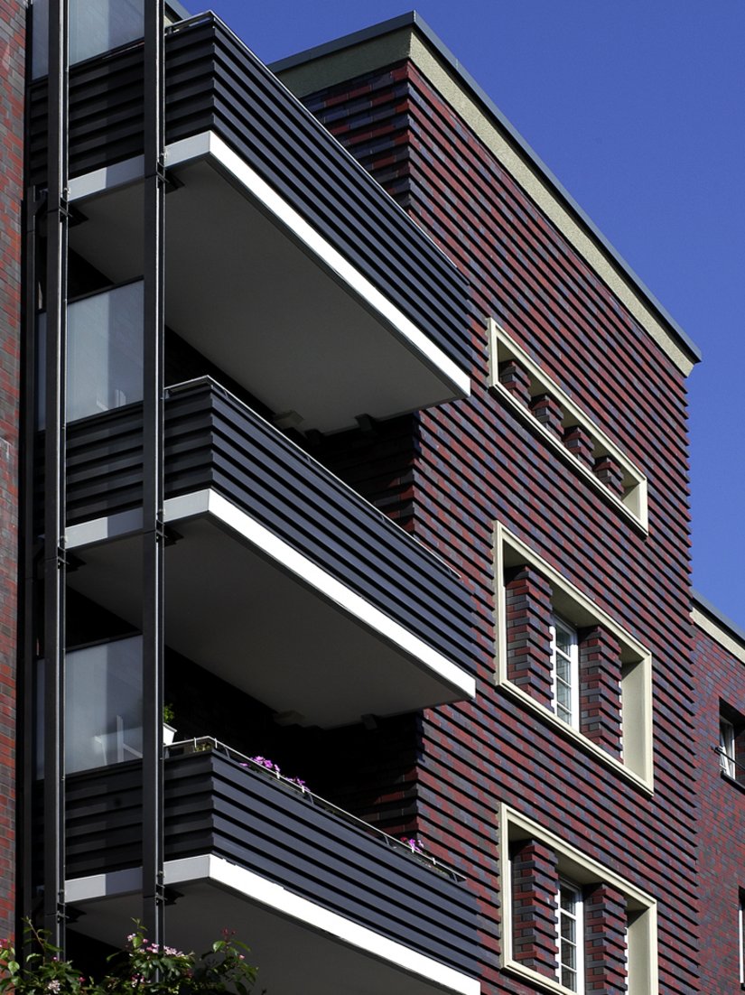 A special feature of the facade is the texture of the brickwork in the stairwell bay windows. Great importance was placed on restoring these details. This design language is also continued in the new balcony paneling.