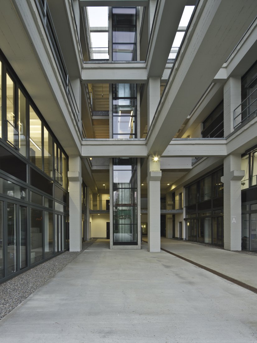 The individual sections of the building wing are separated by ten meter wide recesses containing the staircases and elevators.