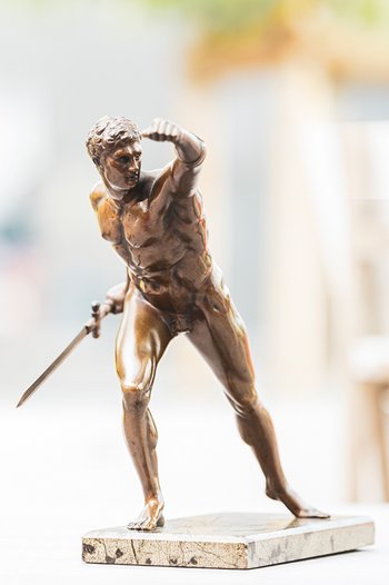 <p>Recognition for ambitious work: A customer gave Thomas Kämpflein this bronze warrior statue</p>