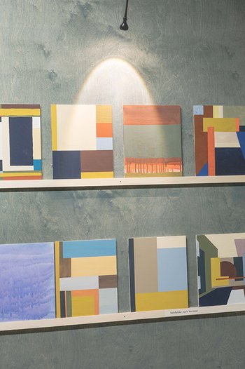 <p>Panel paintings by Joh. Vermeer; student color studies during the 2018 master's degree program; proportions and structures of muted tones, HS OWL exhibition: In the "In der Farbe wohnt der Raum!" exhibition, gray-blue stained wooden surfaces contribute to the variety of the pattern</p>