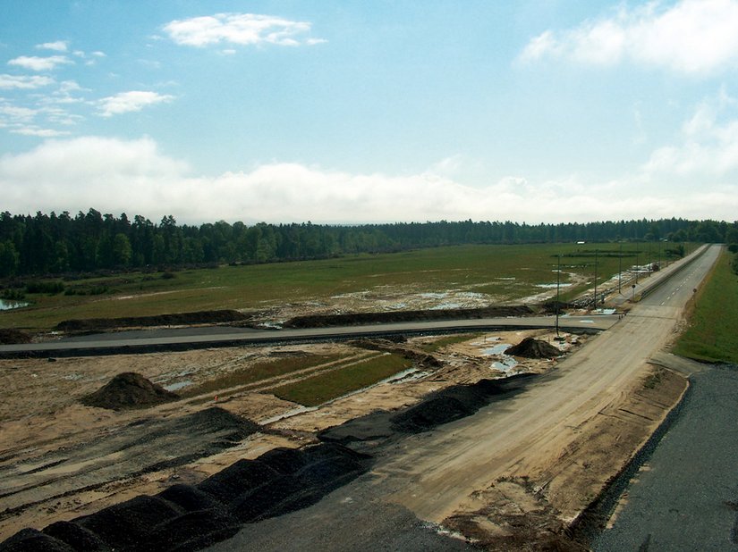 Still (almost) no man's land on the Netzaberg: View of building sections E1 to E5 in June 2006.