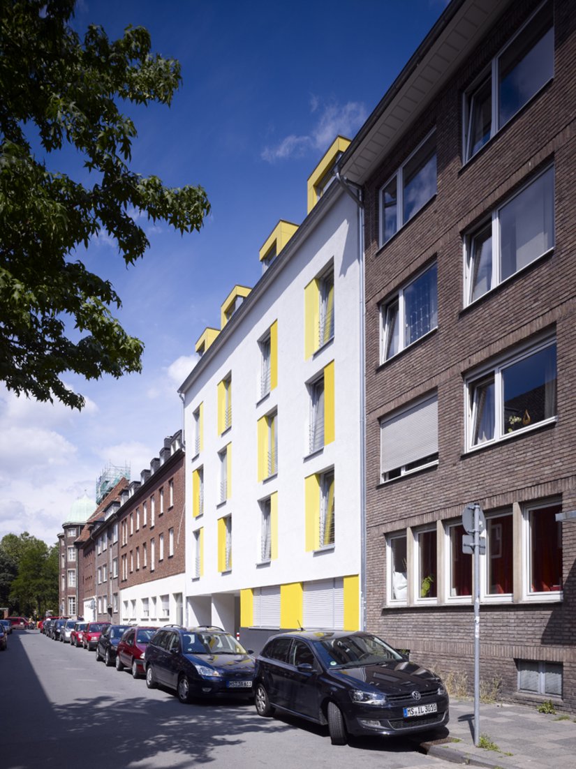 When closing the gap between buildings, no attempt was made to create links to the clinker bricks of the adjacent buildings.