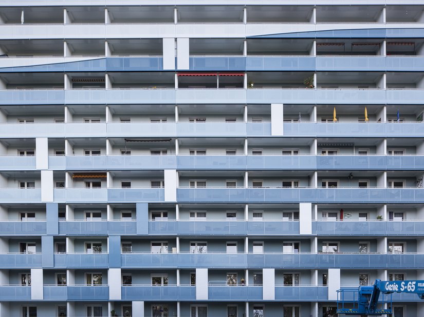 The balconies were designed in gray-blue shades to match the motto.