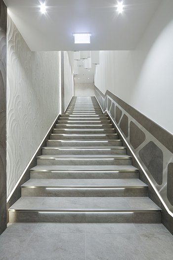 <p>Stairway, upwards-look from the lower level; <i>Photograph: Schlüter-Systems KG, Iserlohn</i></p>