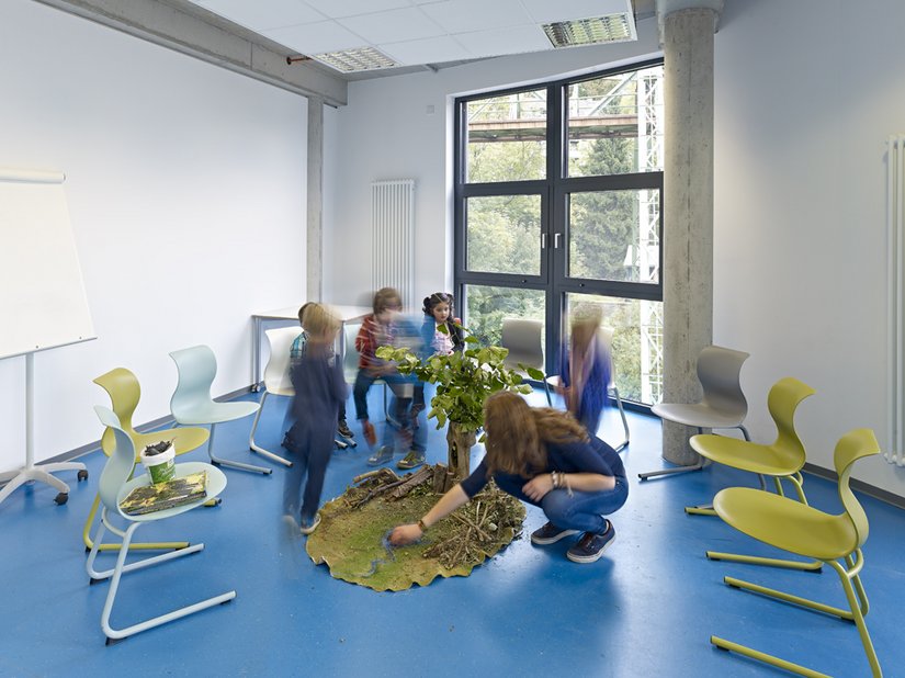 The seminar rooms have balustrade-free glazing so that even the small students can look out.