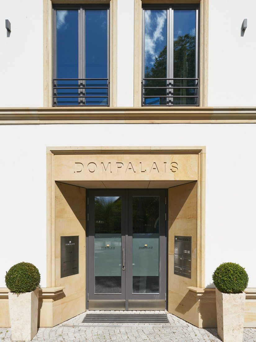 <p>The main central entrance to the four-floor building.</p>