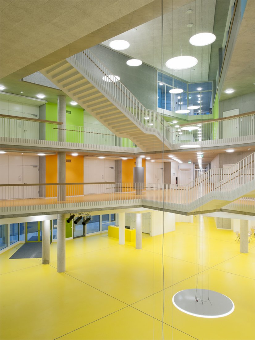 <p>The colors are fighting for attention in the Gymnasium Ergolding school. The color concept is thought through down to the smallest detail and helps to create an atmosphere where learning and lessons are fun.</p>