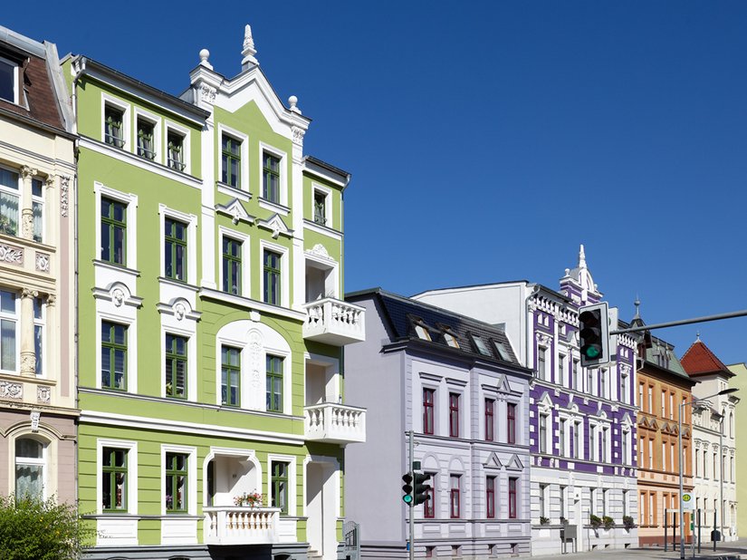 The facade also fits confidently in the varied color row in Puschkinstraße.