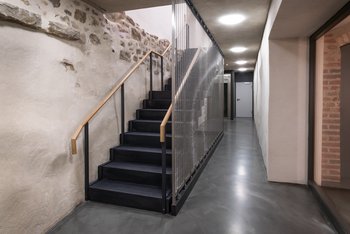 <p>Old meets new: In addition to the new plaster floor, built-in components such as stair railings or the elevator were also modernized.</p>