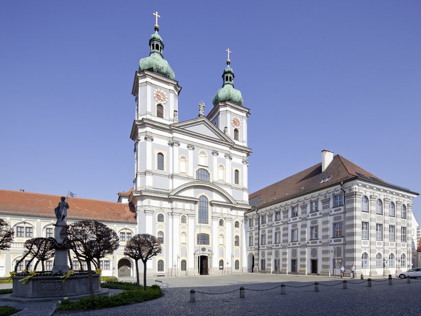 An elongated side wing, the basilica and two other building complexes grouped around two courtyards: The impressive volume of the abbey grounds, with its 9,000 square meters of facade surface, is only revealed to the visitor gradually.