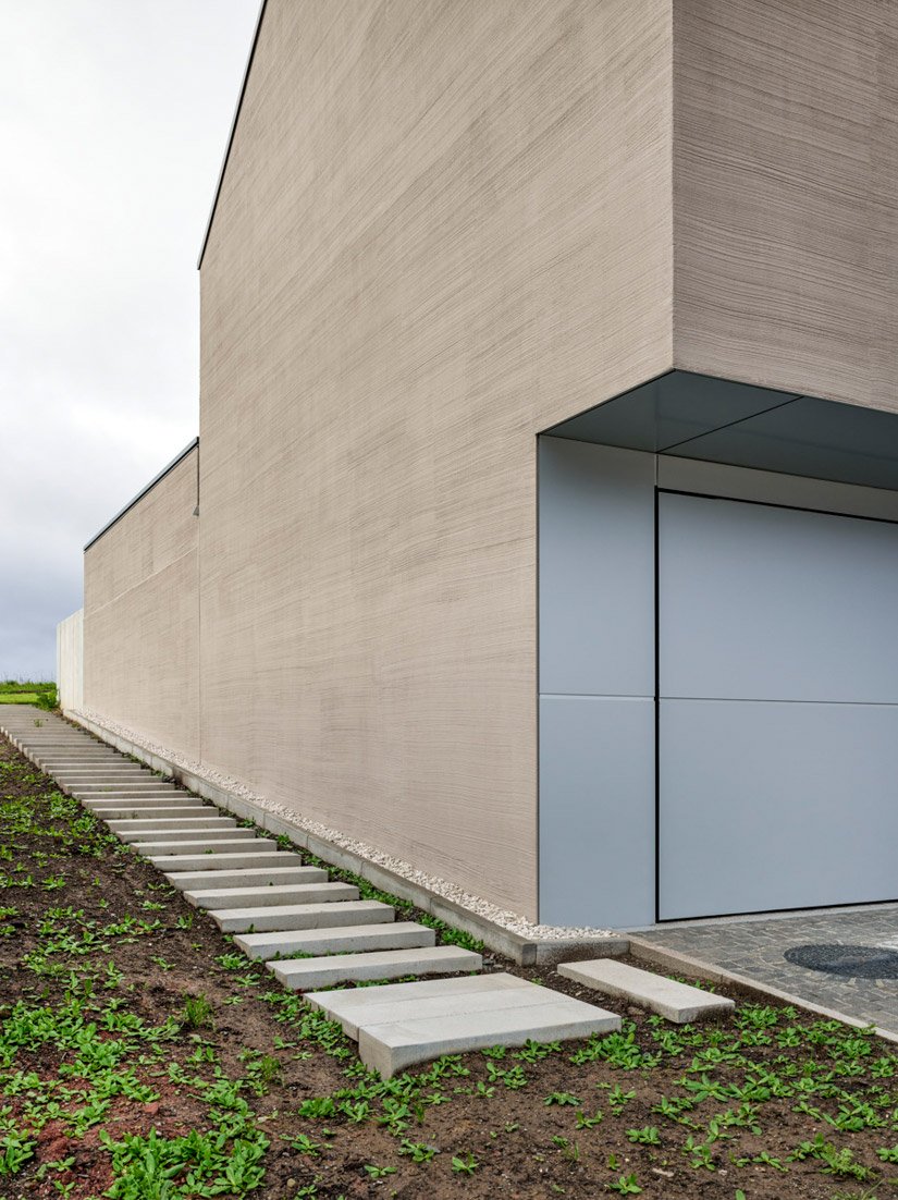 The facade design underlines the unique features of the building and divides them with brush-on render and metal surfaces.
Photo: ©Johannes Marburg, Geneva