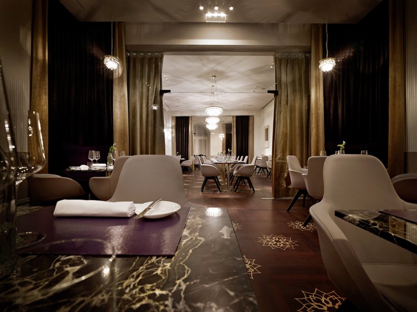 In the evenings, the restaurant creates an elegant club atmosphere that helps people forget the outside world.