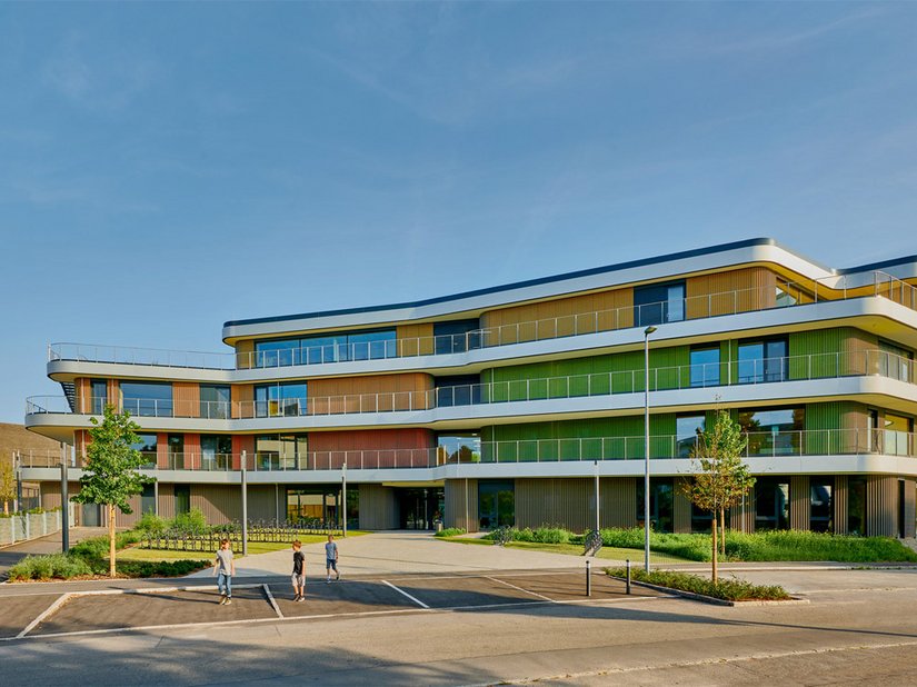 The newly built elementary school and high school, shaped from a single organic building, manages to rearrange the existing heterogeneous school buildings on the campus.
Photo © David Matthiessen Fotografie