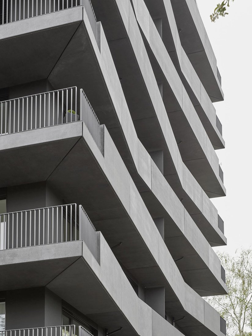 A feel-good effect is created thanks to the balconies that wrap the building, with their offset kink in the parapets.