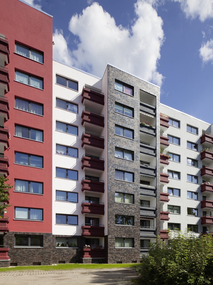 A color composition of powerful color shades, dark accents and ceramic coverings on a thermally insulated facade.