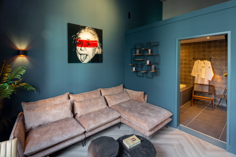 The Brillux all-rounder achieves homogeneous surfaces even with intensive color tones and grazing light. In addition to the colorful single-color surfaces, metallic effect colors such as Creativ Metallico 76 or Creativ Lucento 83 were used to create accents.