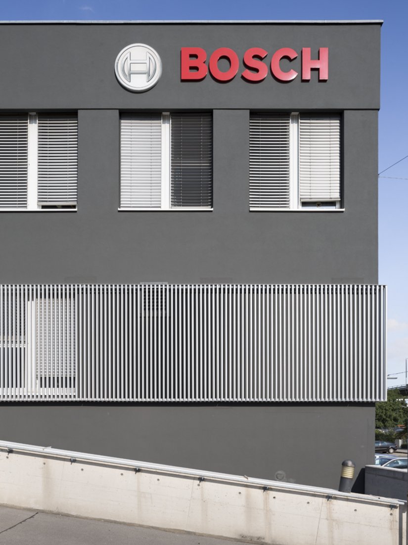 <p>Das Firmengebäude ist eine Botschaft an die Kunden und eine gute Werbung für die Firma Bosch.</p>
