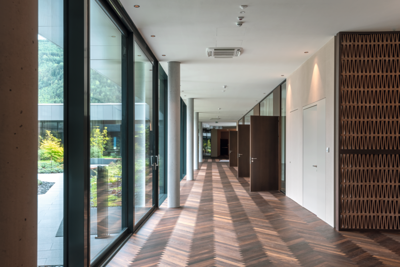 The Superlux coating also performs well on large window fronts with no grazing light effects. Painter Thomas Delmonego therefore chose Superlux for the majority of the wall surfaces.