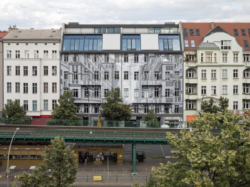 With the existing windows, the building forms a single unit, chooses colors that complement the surroundings and at the same time create a magnificent depth that enriches the entire street.