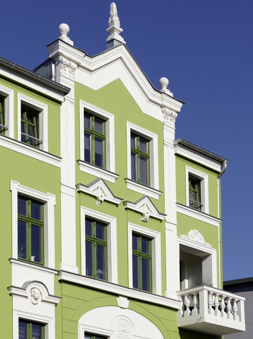 The white tone reaches to the crowning obelisks on the center gable.