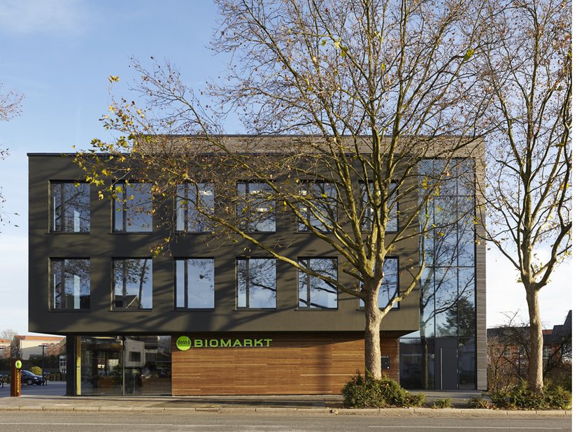 The glazed stairwell envelopes the building sections like a parenthesis.