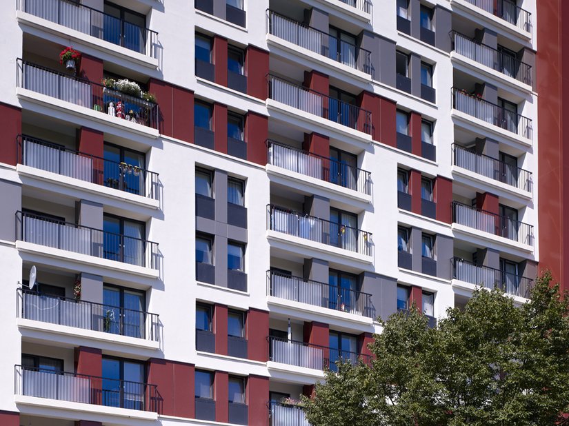 The windows that don't reach all the way down to the floor were given black parapets made from profiled aluminum sheeting.