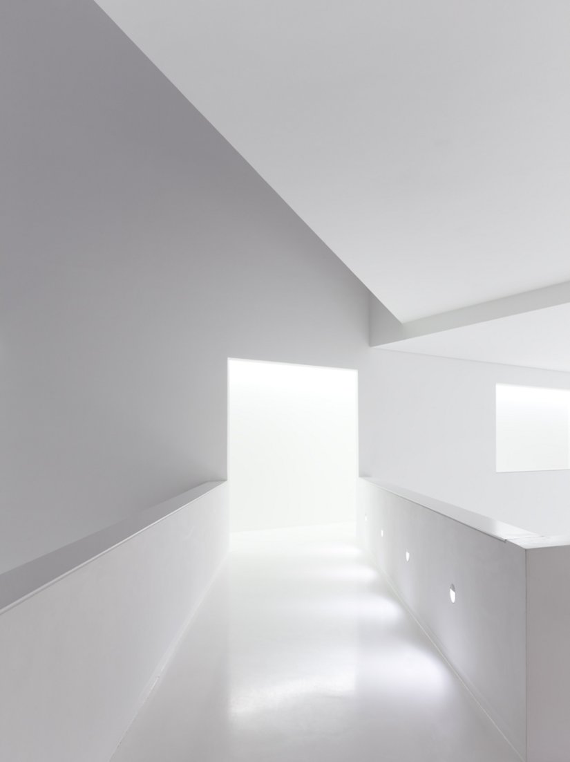 Straight lines and the white color concept make every corridor an eye-catcher – the illuminated floor makes the corridor shine.