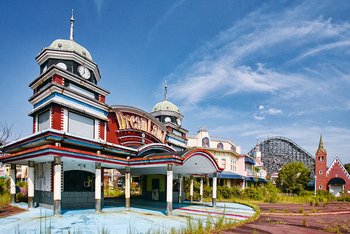 <p>Walk right into the land of dreams: The entrance gate is an exact copy of Disneyland; <i>Photo: Dawid Gusiak</i></p>