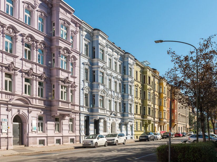 The facades were strikingly colored and deliberately designed, so that the building itself and the entire street have been upgraded.