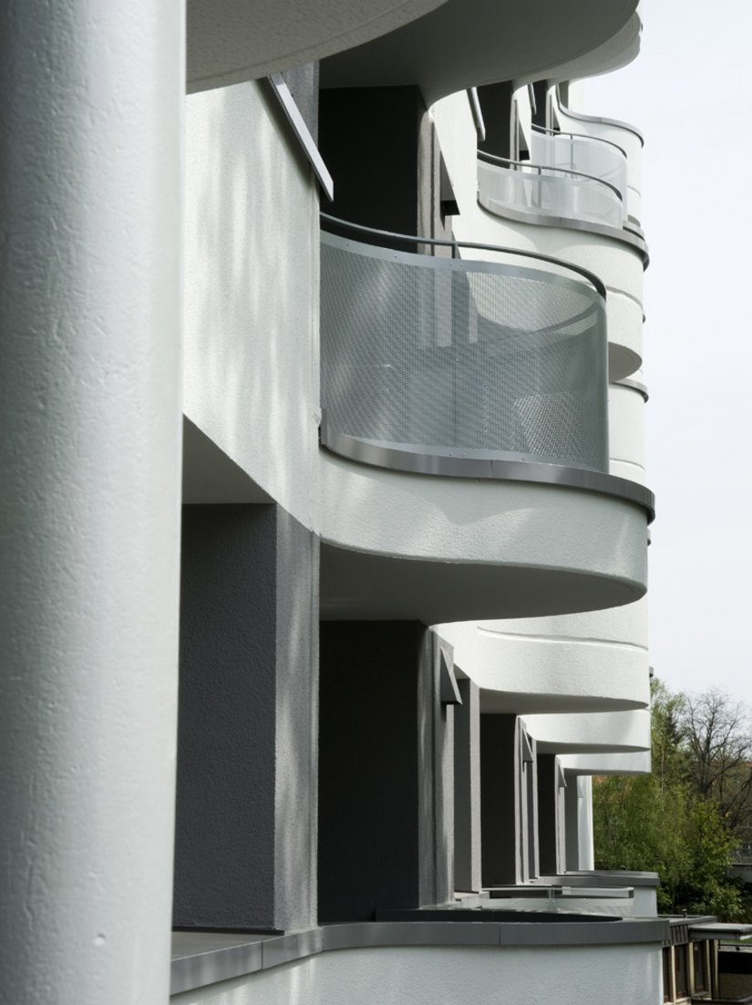 <p>Corner balconies give way to wave-shaped seating areas.</p>