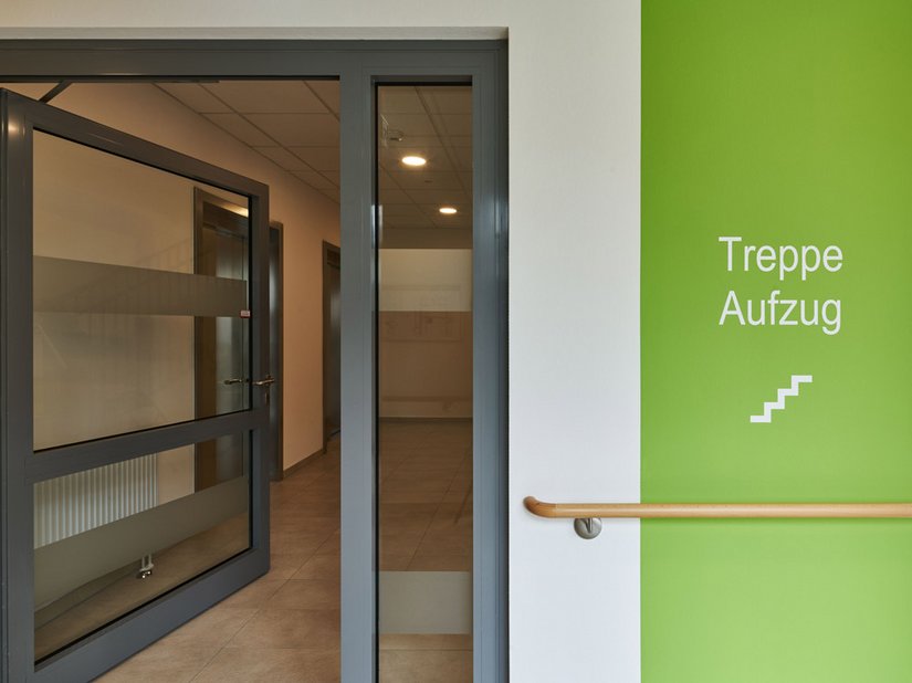 The goal was to give orientation to the people in this care facility - via simply divided structures, courtyards, routing, material structures and color.