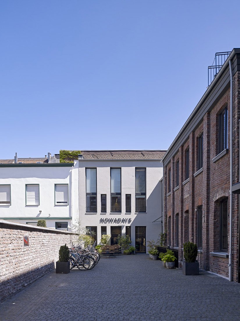 In the old courtyard building, only a central section has been retained, including old wooden ceilings, Prussian steel cap roofs, warm brick walls, and beautiful window proportions.