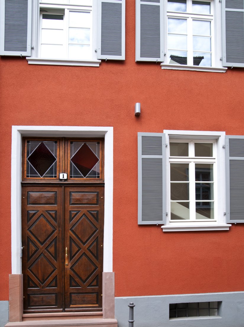 The door was coated with woodstain in the color shade oak.