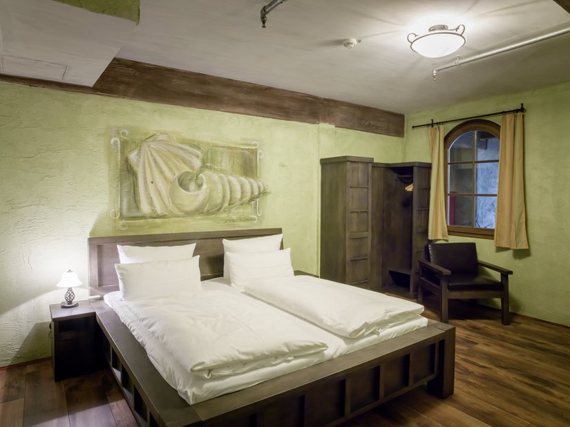 Pirate rooms with charm: The hotel rooms have a themed design.