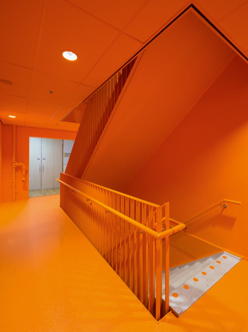 As though immersed in color: Intense, bright color shades provide orientation for the students and strengthen the sense of identification with the architecture.