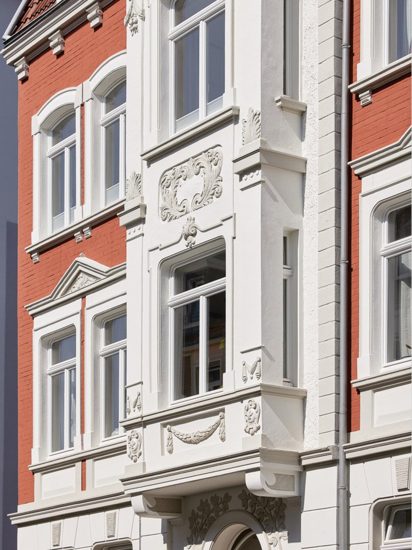 A lot of attention was paid to the important details: profiles, roof moldings, window reveals and decorative bands have been contrasted in subtle shades.