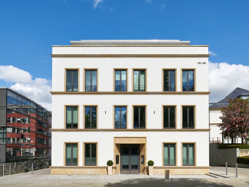 The Dompalais represents the transition from historical development to new build, conveying this in both height and appearance.