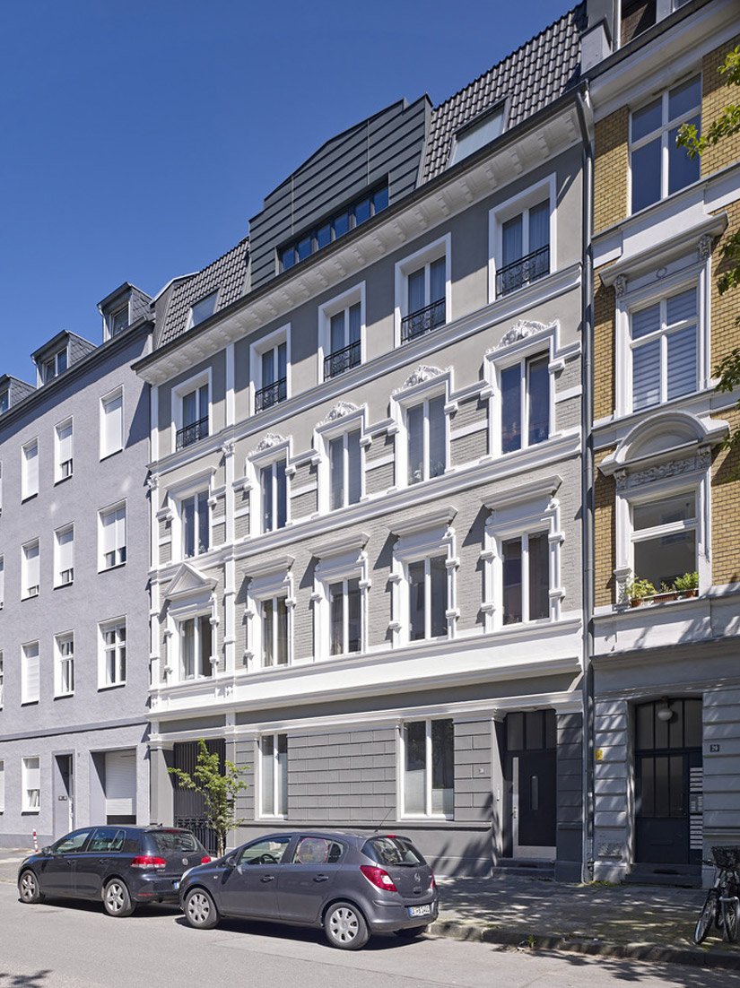 The traditional facade has been lovingly restored and the three floors skillfully touched up, with deep parapets and a reconstructed frieze cornice at the same height as the adjacent building.