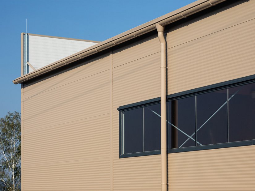 <p>Over the years weather, dirt and scratches&nbsp;had all left their marks on Lammer Fruchtlogisitk's commercial hall. A renovation was in order.</p>