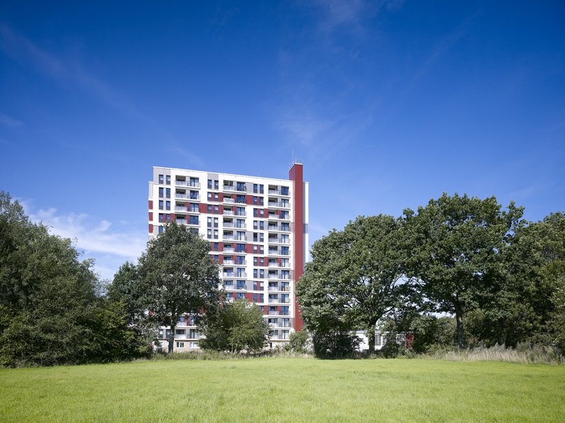 A monotonous, stacked high-rise building with commercial area has been transformed into a vibrant, unique urban landmark that offers new perspectives for the townscape from every side.